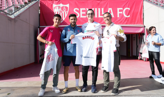 Jesús Navas, junto a uno de los aficionados.