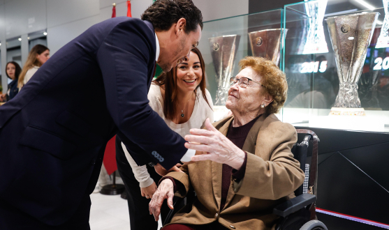 José María del Nido Carrasco, presidente del Sevilla FC, saluda a Florentina.