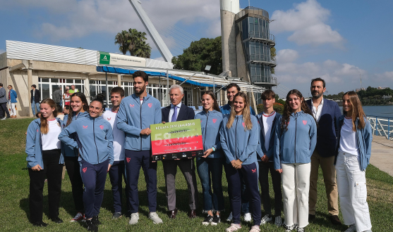 Pablo Blanco, junto al equipo de remeros sevillistas.