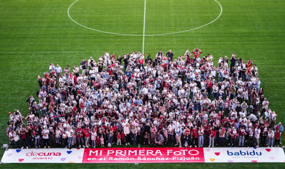 Cientos de niños y sus padres, junto al presidente del Sevilla FC.