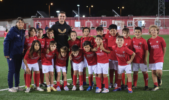 Pedrosa, junto a los alumnos de la Escuela Antonio Puerta.