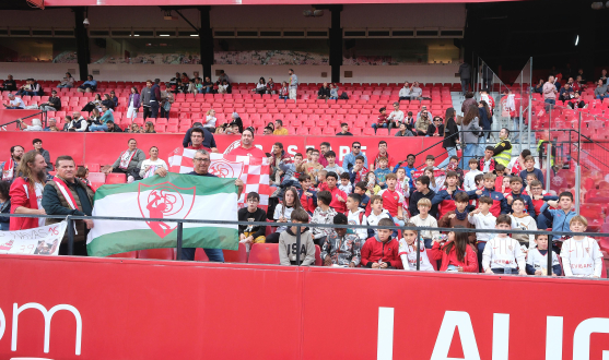 Niños de la Peña Sevillista de Herrera, en el Sevilla-Rayo.