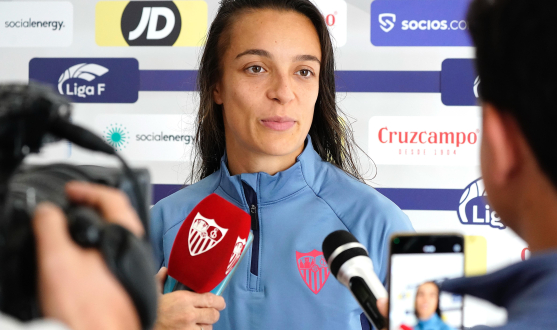 Natalia Padilla atiende a los medios en la previa del duelo en Granada