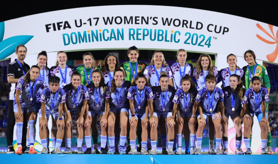 La sub-17 femenina posa con las medallas de subcampeonas