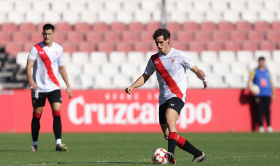 Imagen de Manu Bueno ante el Yeclano Deportivo