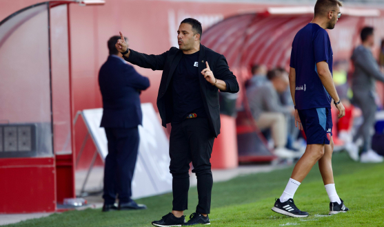 David Losada da instrucciones en la banda del Estadio Jesús Navas