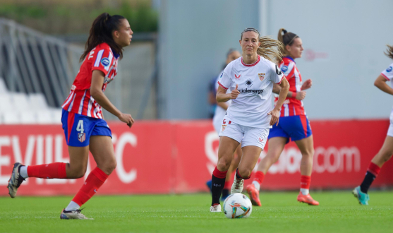 Gemma Gili conduce el esférico en el duelo ante el Atlético