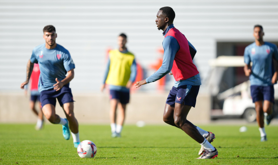 Tanguy Nianzou en un entrenamiento con el Sevilla FC