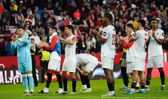 Los jugadores sevillistas celebran la victoria con la afición