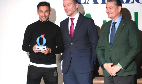 Jesús Navas, con su Premio Andalucía del Deporte