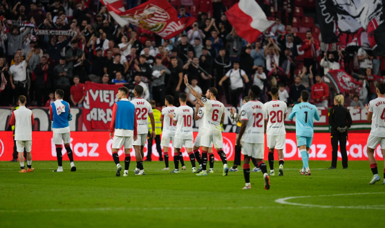 Los jugadores sevillistas celebran la victoria con la afición