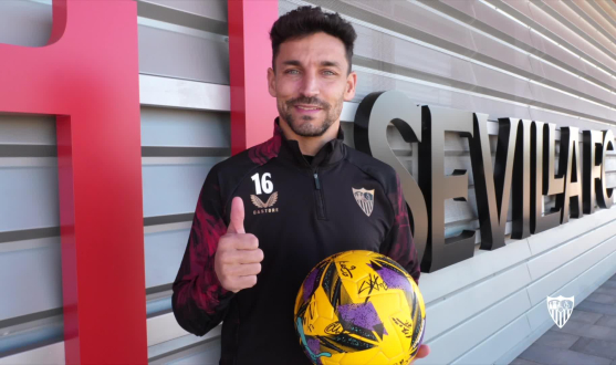 Jesús Navas se llevó el balón firmado por sus compañeros