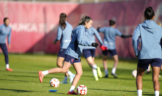 El femenino entrenando durante la semana previa a los octavos