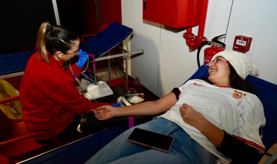 Una donante de sangre en el Ramón Sánchez-Pizjuán.