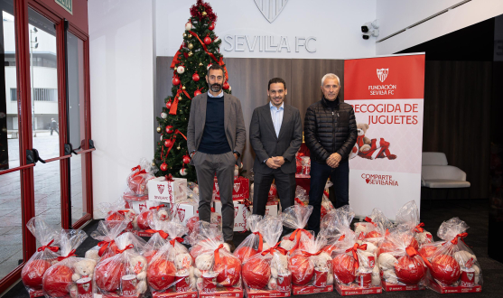 José González-Dans, José María del Nido Carrasco y Pablo Blanco en la donación de juguetes.