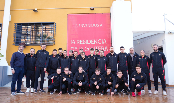 La plantilla del Sevilla FC Genuine, en la residencia del club.