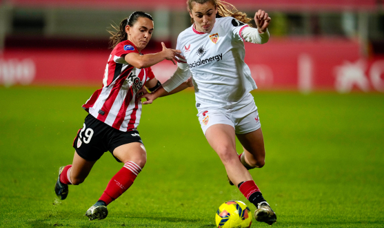 Lucía Corrales pelea por el esférico ante una rival