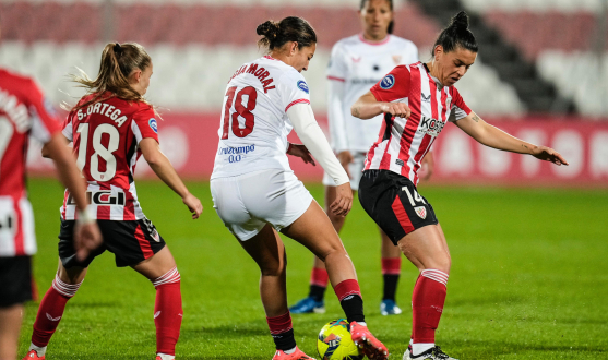 Lucía Moral lucha por el esférico ante el Athletic