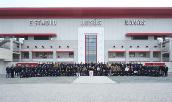 Jesús Navas, junto a los empleados del Sevilla FC.