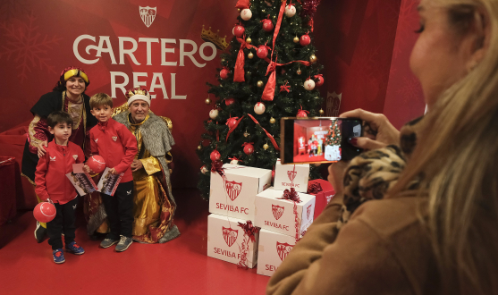 Visita de los alumnos de la Escuela Antonio Puerta al Cartero Real.