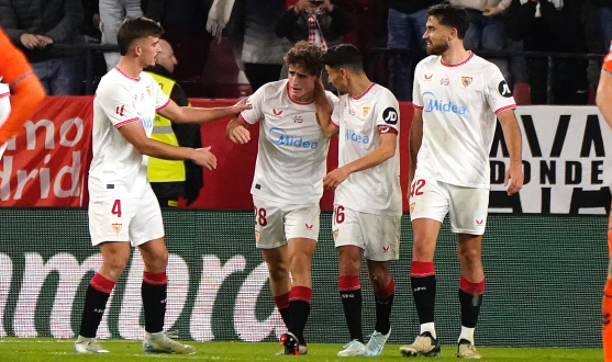 Manu Bueno y Navas celebran el gol junto a Kike Salas y García Pascual