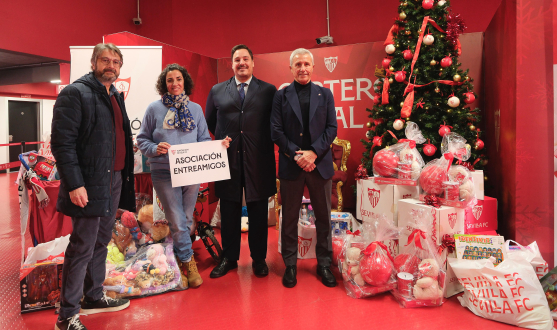 Entrega de juguetes del Sevilla FC a la Fundación