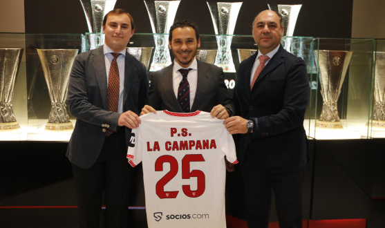 El presidente del Sevilla FC entrega una camiseta a la Peña Sevillista de La Campana.