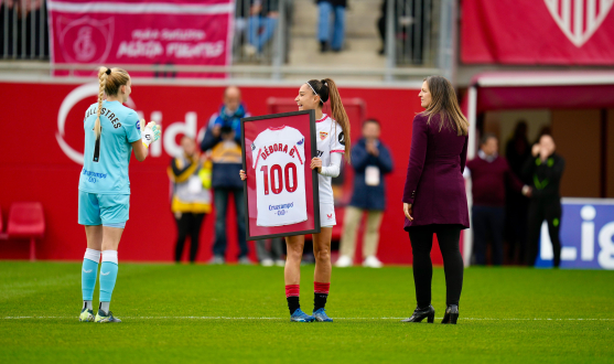 Débora García recibe el cuadro de 100 partidos como sevillista