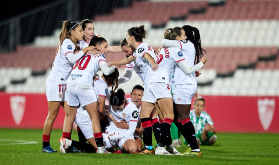 Las sevillistas celebran el gol de Milla Cortés ante el lamento de jugadoras béticas