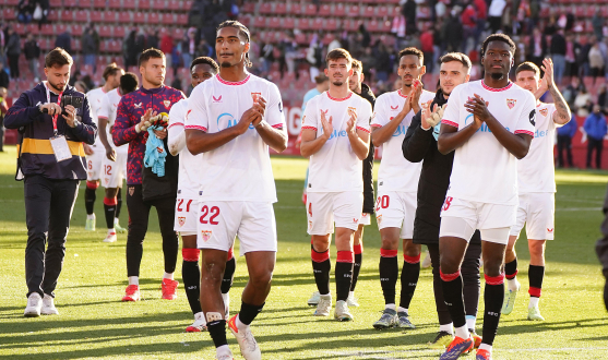 Los jugadores sevillistas celebran la victoria con la afición