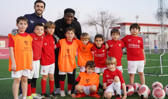 Agoumé, junto a varios alumnos de la Escuela Antonio Puerta.