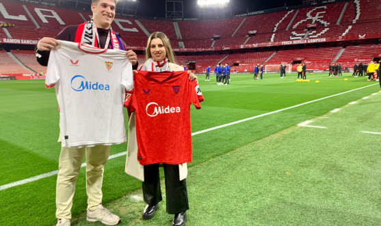 Los ganadores del concurso, disfrutando del Sevilla-Barça.