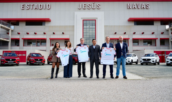 Los representantes de MG y Conquero Automoción, junto al presidente del Sevilla FC.