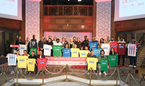 Foto de familia tras la presentación y sorteo del Mundialito de la Inmigración.