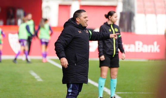 David Losada da instrucciones en la banda del Estadio Jesús Navas