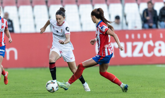 Eva Llamas pelea por el esférico en el duelo ante el Atlético