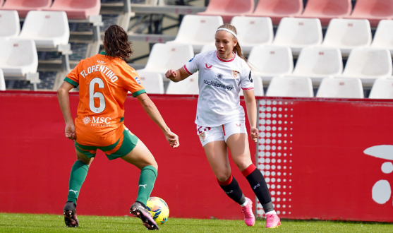 Raquel pelea por el esférico ante el Valencia