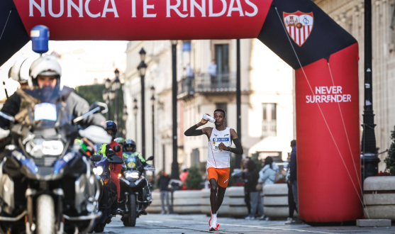 Selemon Barega a su paso por el arco del Sevilla FC