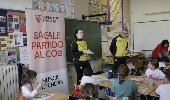 El equipo de voluntarios, junto a un grupo de alumnos.