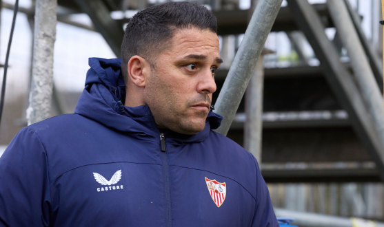 David Losada observa el partido desde la banda de Zubieta