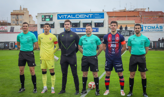 Los capitanes de Sevilla Atlético y Yeclano, junto a los árbitros