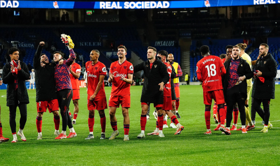 Los jugadores, al finalizar el encuentro ante la Real Sociedad