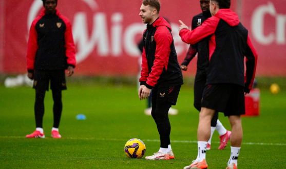 El Sevilla FC se ejercitó este jueves bajo la lluvia en la ciudad deportiva