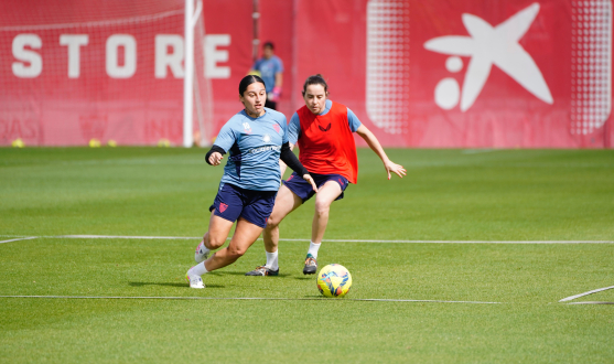 Millaray Cortés e Iris Arnaiz luchan por el esférico en un entrenamiento de esta semana