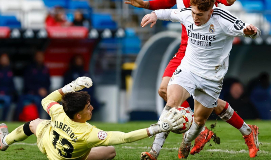 Alberto Flores evita un gol contra el Real Madrid Castilla