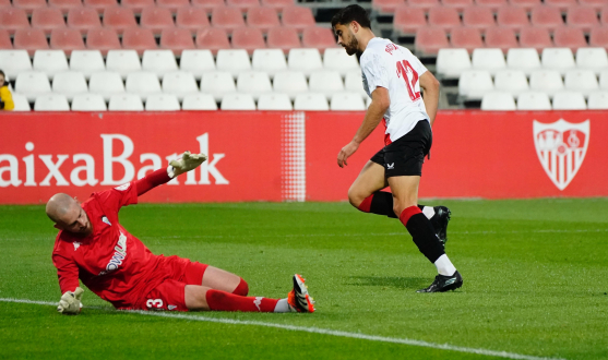 Pascual celebra uno de sus goles ante el Alcoyano