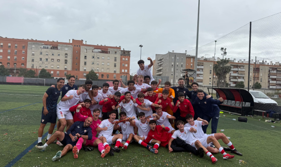 El Sevilla FC Juvenil B celebra el título de la temporada