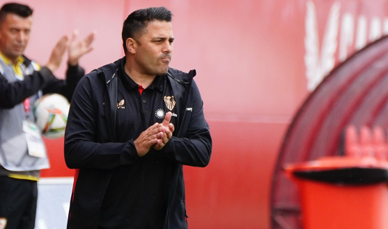 David Losada da instrucciones en la banda
