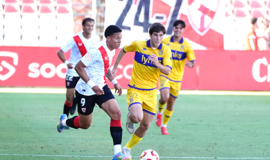 Imagen de Mateo Mejía ante la AD Alcorcón