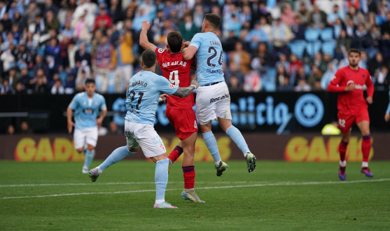Kike Salas ante el Celta de Vigo